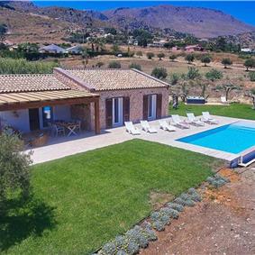 3 bedroom villa with infinity pool and jacuzzi, Scopello, sleeps 5-6